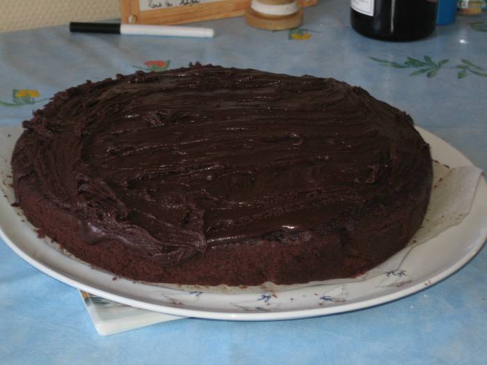 un bon gateau au chocolat avec glaçage
